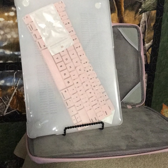 I Pad Pro 13.3 Case W/ Cover And Keyboard Stickers - Picture 3 of 5